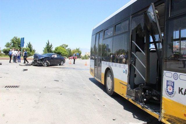 Karaman’da Lüks Otomobil, Belediye Otobüsüne Çarptı: 2 Yaralı