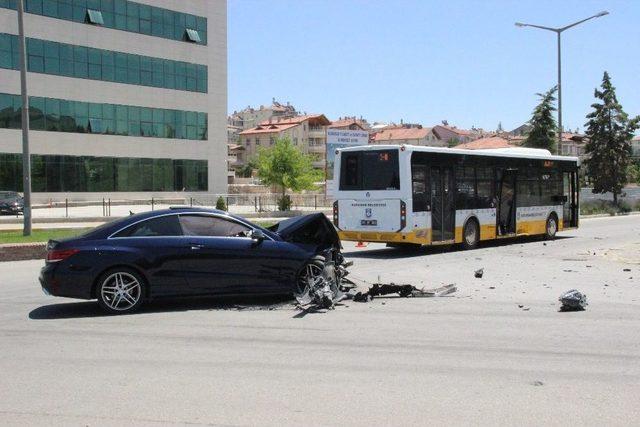 Karaman’da Lüks Otomobil, Belediye Otobüsüne Çarptı: 2 Yaralı