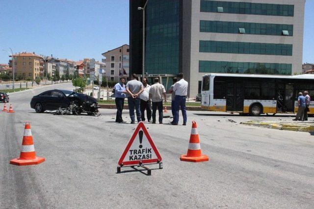 Karaman’da Lüks Otomobil, Belediye Otobüsüne Çarptı: 2 Yaralı