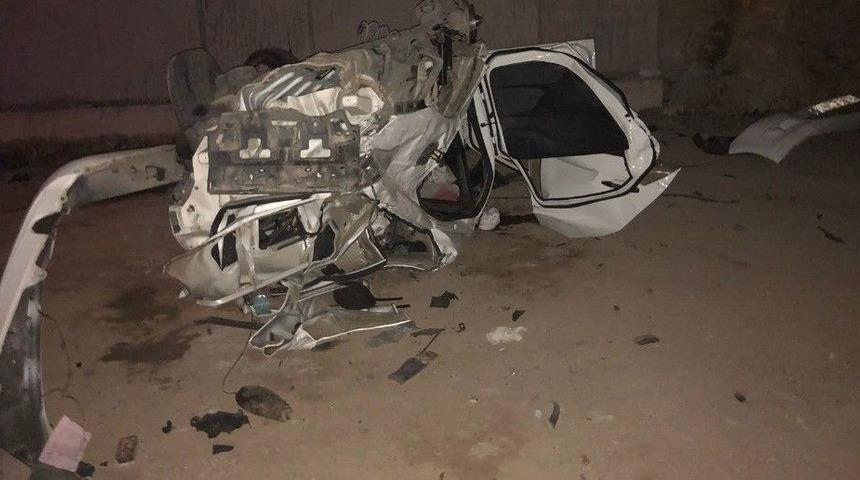 Kontrolden &Ccedil;ıkan Otomobil İnşaat Halindeki K&ouml;pr&uuml;den U&ccedil;tu: 1 &Ouml;l&uuml;, 2 Yaralı