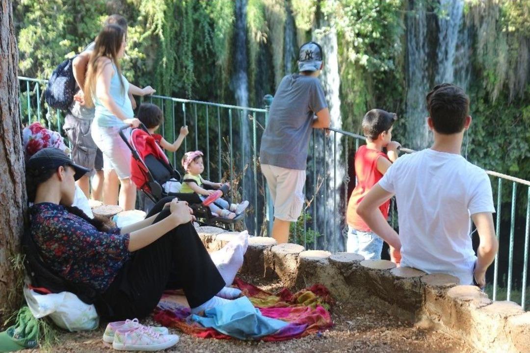 Antalya&rsquo;da 40 Dereceyi G&ouml;ren, D&uuml;den Şelalesi&rsquo;ne Koştu