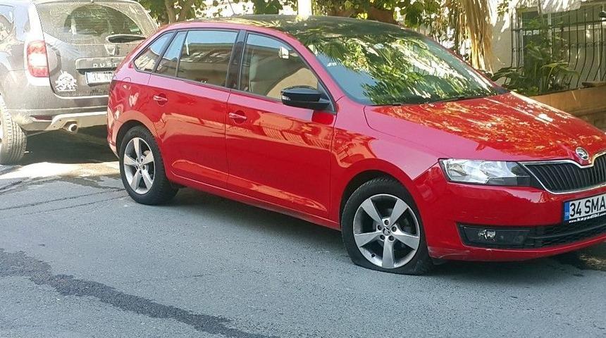 &Uuml;sk&uuml;dar&rsquo;da Park Halindeki Ara&ccedil;ların Lastiği Kesildi