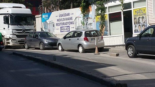 Üsküdar’da Park Halindeki Araçların Lastiği Kesildi