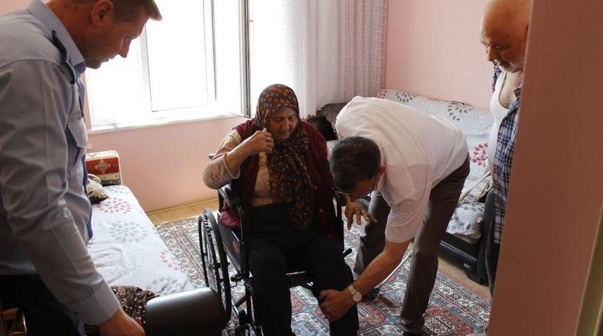 Başkan Duymuş&rsquo;tan Hasta Vatandaşa Tekerlekli Sandalye