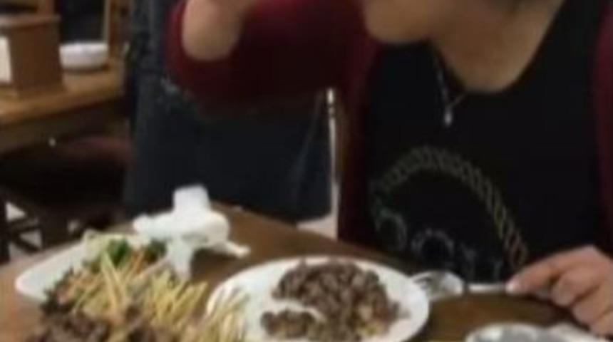 &Ccedil;eyrek Altın İ&ccedil;in Yarım Saatte 151 Adet &Ccedil;&ouml;p Et Şiş Yedi