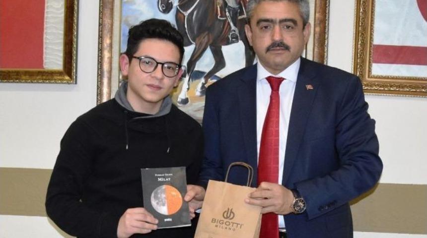 15 Yaşındaki Furkan, Kitabını Başkan Alıcık&rsquo;a Hediye Etti