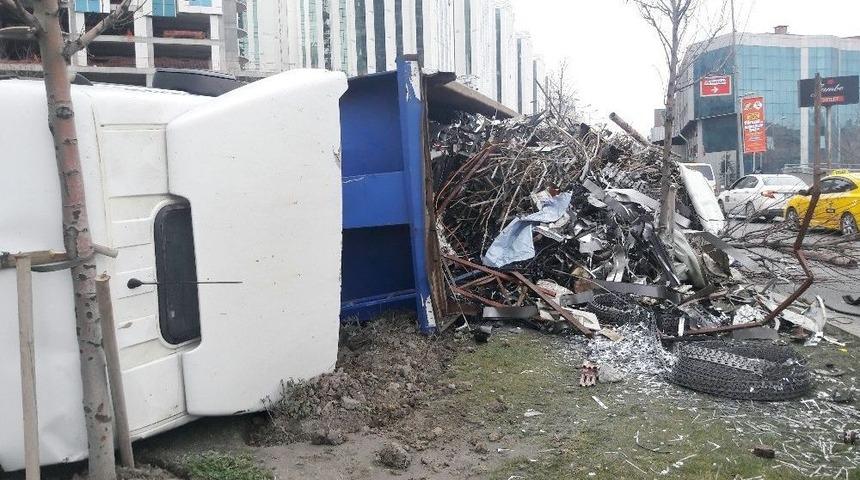 Esenyurt&rsquo;ta Aşırı Y&uuml;kl&uuml; Tır Devrildi