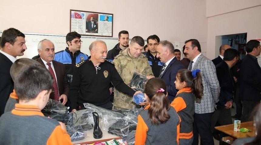 Toplum Polisi Sevindirmeye Devam Ediyor