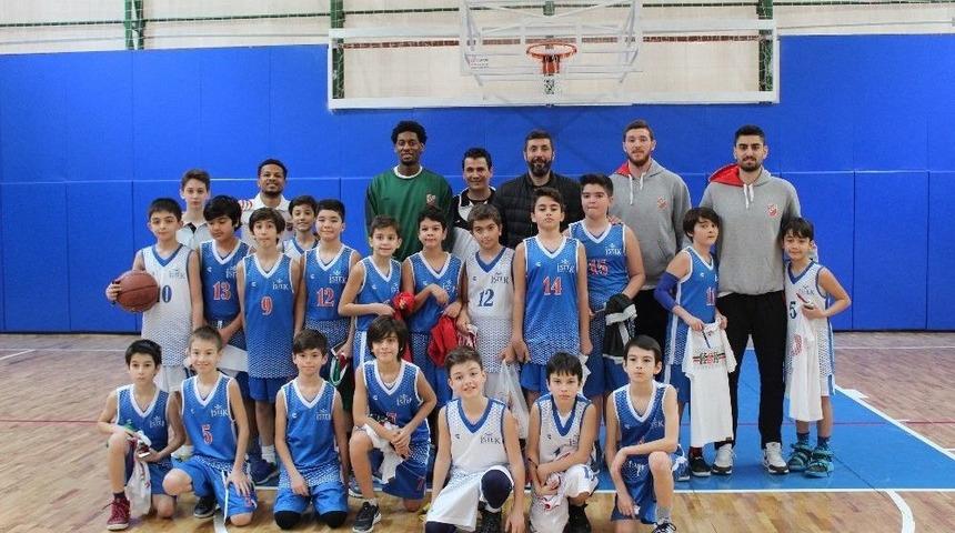 Pınar Karşıyaka&rsquo;dan İstek İzmir Okulları &Ccedil;ıkartması