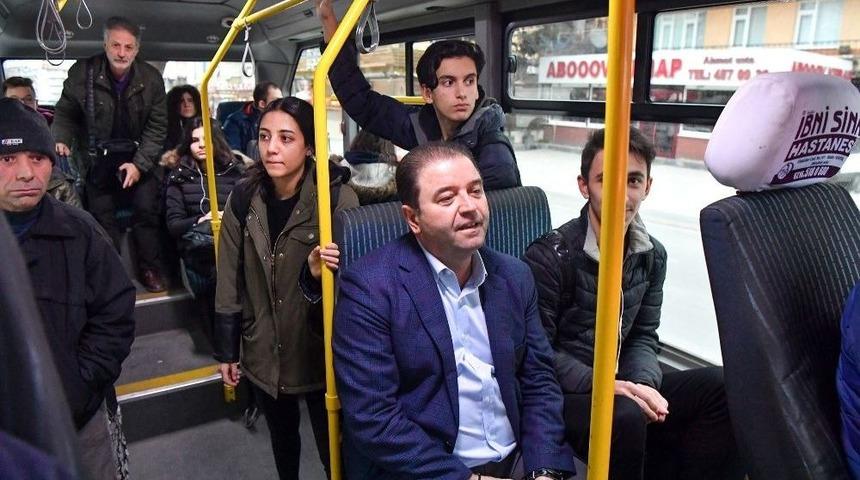 Belediye Başkanı Minibüsle Makamına Gitti