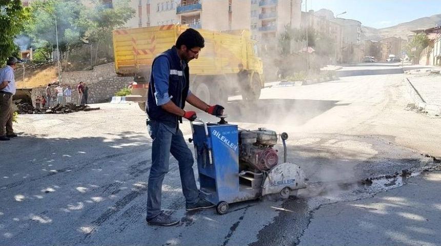 Hakkari&rsquo;de Bozuk Satıhlı Yollar Onarılıyor