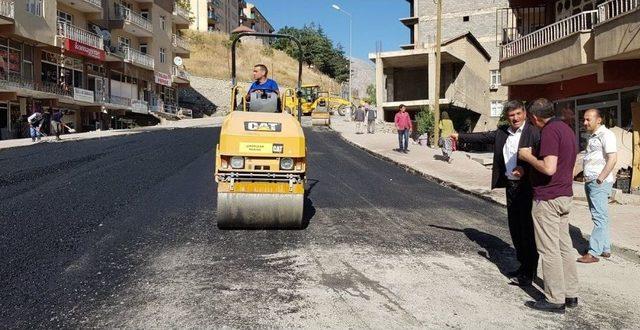 Hakkari’de Bozuk Satıhlı Yollar Onarılıyor