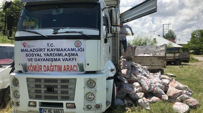 Malazgirt&rsquo;e K&ouml;m&uuml;r Dağıtımı Yapılıyor