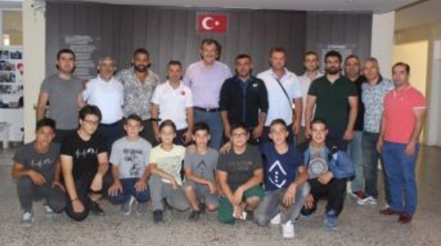 &Ccedil;ivril Belediyesi G&uuml;reş Kul&uuml;b&uuml; Sporcuları Başkan G&uuml;ven&rsquo;le Buluştu