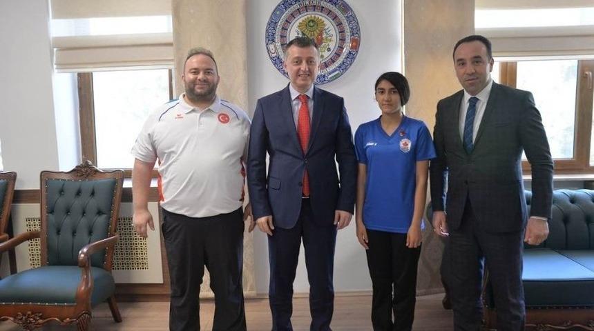 Vali B&uuml;y&uuml;kakın, Başarılı Sporcuları &Ouml;d&uuml;llendirdi