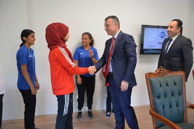 Vali Büyükakın, Başarılı Sporcuları Ödüllendirdi