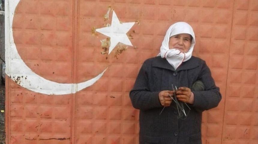 Hisarcıklı Kadınlar G&uuml;venlik G&uuml;&ccedil;leri İ&ccedil;in Bere, Eldiven Ve Atkı &Ouml;r&uuml;yorlar