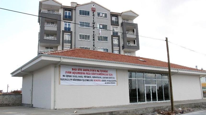 Site Sakinlerine Kızan M&uuml;teahhit, D&uuml;kkanı &Uuml;cretsiz Kiraya Verecek