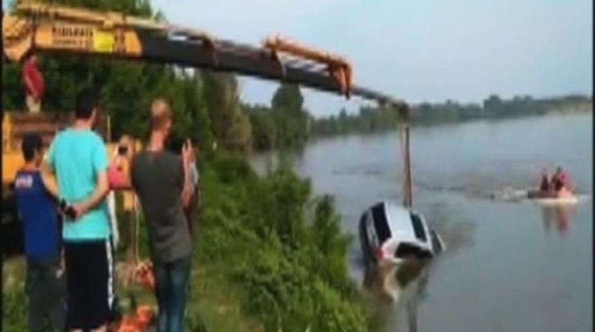 El Freni &Ccedil;ekilmeyen Ara&ccedil; Nehre D&uuml;şt&uuml;