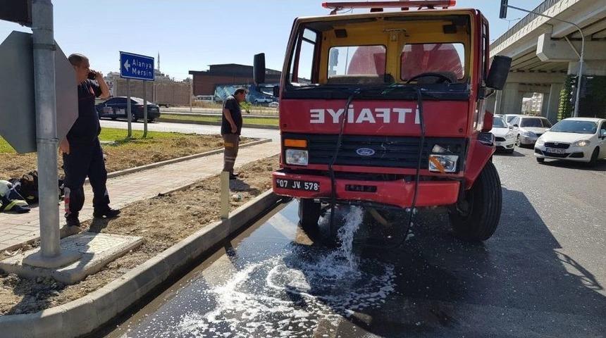 Manavgat&rsquo;ta İtfaiye İle Hafif Ticari Ara&ccedil; &Ccedil;arpıştı: 3 Yaralı