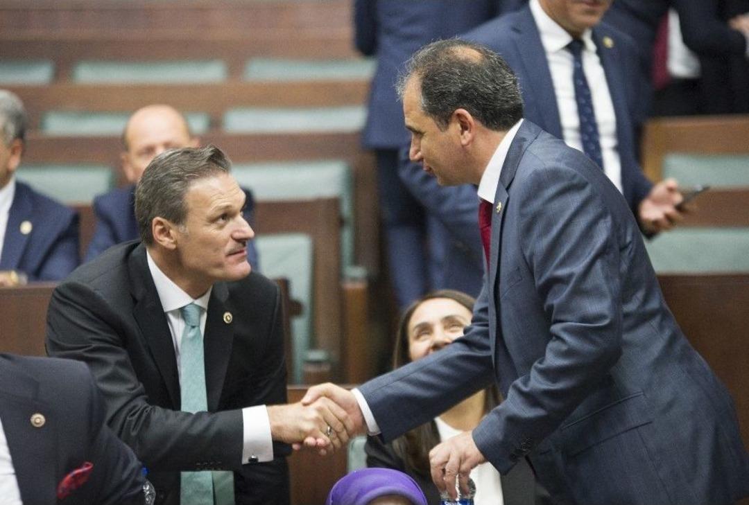 Ak Parti&rsquo;nin Yeni Milletvekilleri Grup Toplantısı &Ouml;ncesi Birbirlerini Tebrik Etti