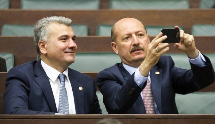 Ak Parti’nin Yeni Milletvekilleri Grup Toplantısı Öncesi Birbirlerini Tebrik Etti G1