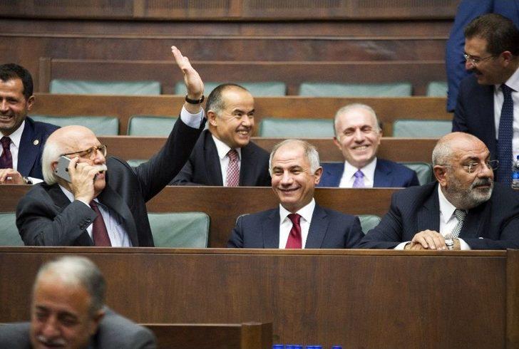 Ak Parti’nin Yeni Milletvekilleri Grup Toplantısı Öncesi Birbirlerini Tebrik Etti G3