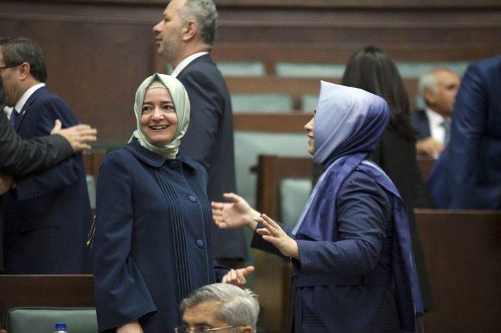 Ak Parti’nin Yeni Milletvekilleri Grup Toplantısı Öncesi Birbirlerini Tebrik Etti G4