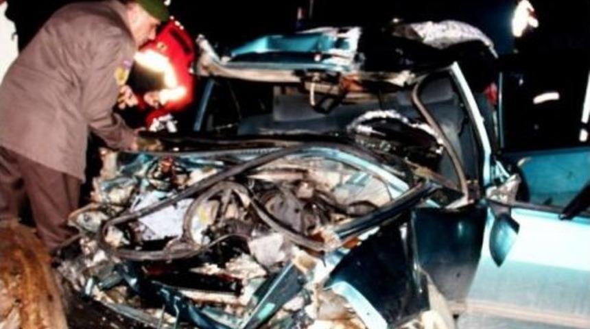 Otomobil Tıra &Ccedil;arptı: 3 &Ouml;l&uuml;, 2 Yaralı