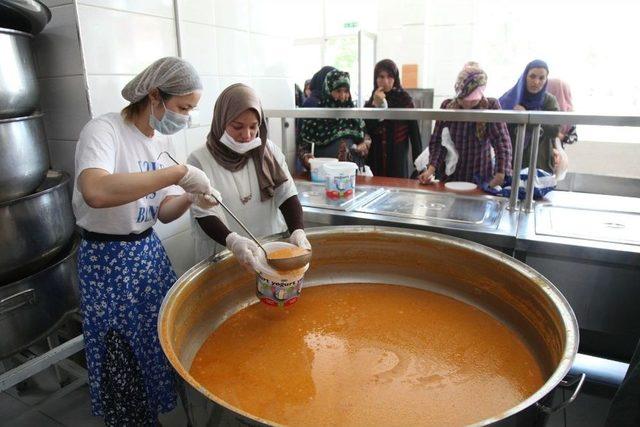 Dünya Gençlerinden Aşevi’ne Tam Not