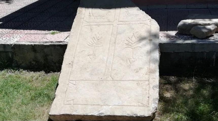 &Ccedil;ift&ccedil;inin Pulluğuna Tarihi Taş Takıldı