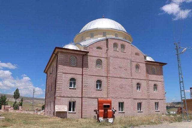 Para Bitince Cami Minaresiz Kaldı