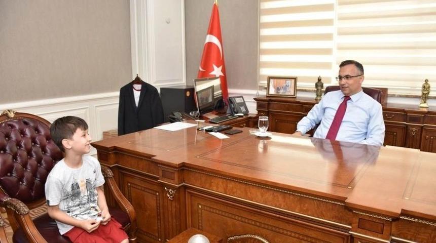 Vali &Ccedil;eber&rsquo;e S&uuml;rpriz Ziyaret