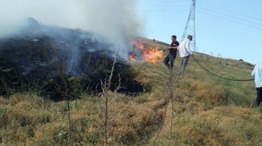 Gen&ccedil; İl&ccedil;esindeki Yangın Korkuttu