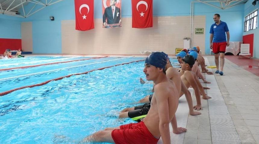 Ağrı&rsquo;da Sıcaktan Bunalan &Ccedil;ocuklar Havuzda Serinliyor