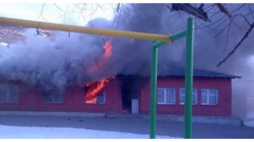 Kars&rsquo;ta İlkokul Yandı