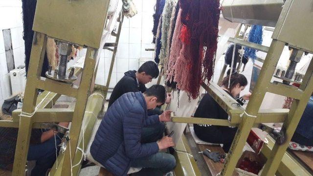 Cizreliler ‘yöresel Kilim Dokuma’ Kursuna Yoğun İlgi Gösteriyor