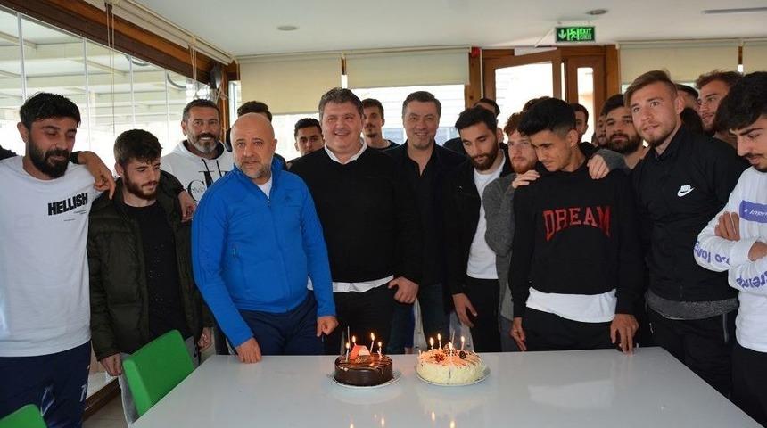 Başkan Erg&uuml;n&rsquo;e S&uuml;rpriz Doğum G&uuml;n&uuml; Kutlaması