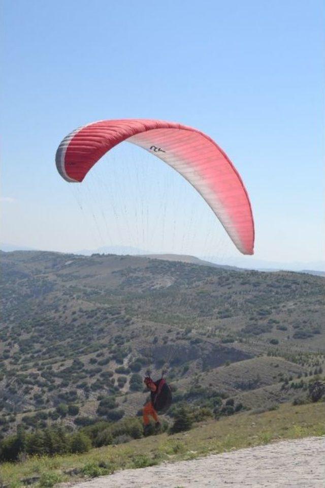 Paraşütçüler, Burdur’da Yarıştı