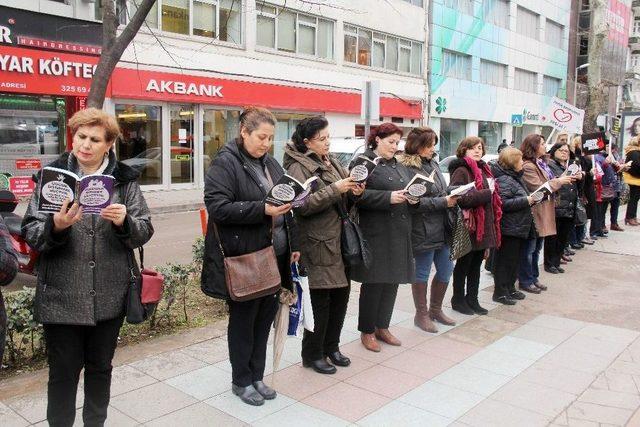 Çocuk İstismarına Dikkat Çekmek İçin Kitap Okudular