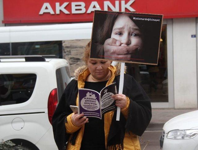 Çocuk İstismarına Dikkat Çekmek İçin Kitap Okudular