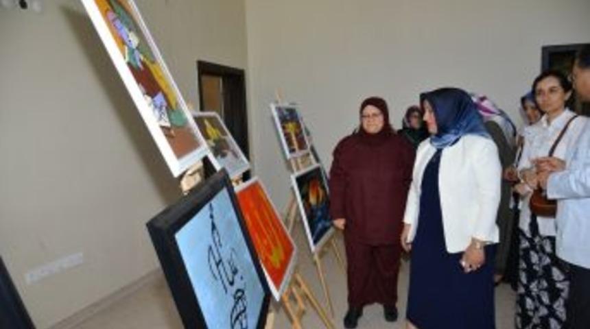 Vali Akın&rsquo;ın Eşi Saliha Akın, &Ccedil;ocuk Destek Merkezinde D&uuml;zenlenen Yılsonu Sergisi A&ccedil;ılışına Katıldı