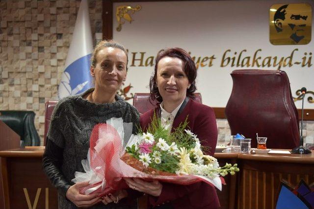 Kitapseverler &lsquo;adam Ve Kız&rsquo;ı Tartıştı 1