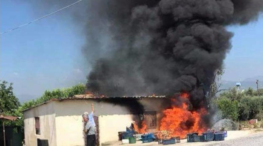Plastik Sandık Deposu Alev Alev Yandı