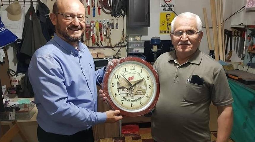 Başkan &Ouml;zcan, Esnaflara Saat Hediye Etti
