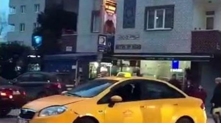 Alkoll&uuml; Taksi S&uuml;r&uuml;c&uuml;s&uuml; Kadık&ouml;y&rsquo;&uuml; Birbirine Kattı