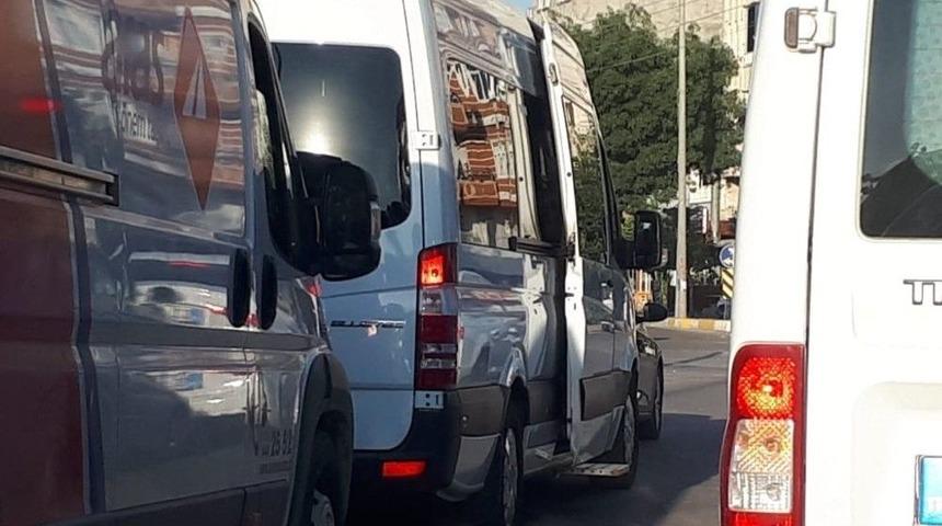 Kapısı A&ccedil;ık Olan Tekstil Minib&uuml;sleri Kazaya Davetiye &Ccedil;ıkarıyor