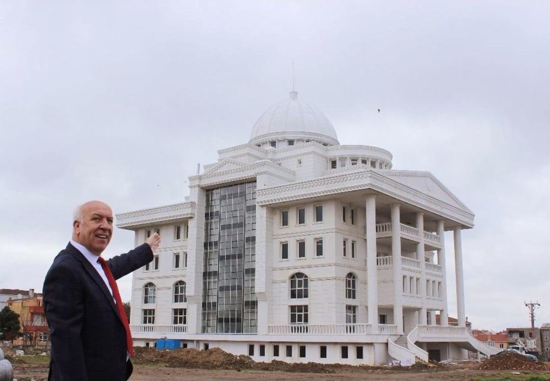 Sosyal Medyada Tartışmaya Yol A&ccedil;an Belediye Binası