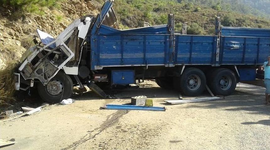 Kamyon Ve Kayalıklar Arasında Sıkışan S&uuml;r&uuml;c&uuml; Hayatını Kaybetti