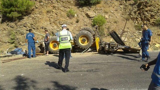 Kamyon Ve Kayalıklar Arasında Sıkışan Sürücü Hayatını Kaybetti